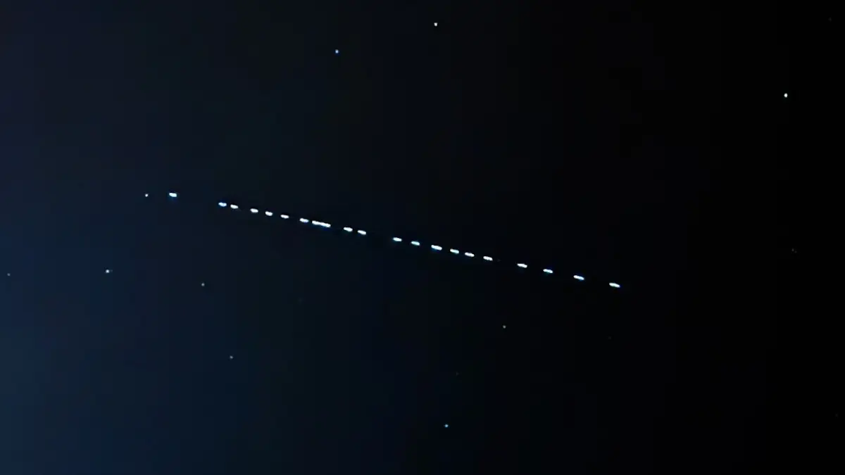 Illustration de satellites Starlink sur plusieurs orbites basses autour de la Terre