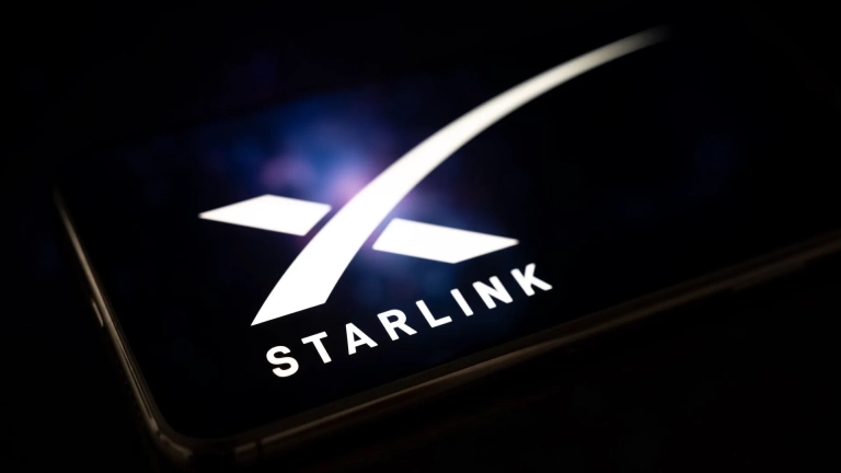 Antennes Starlink illustrant les 12 millions de lignes actives